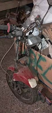 Lote horquilla completa honda nsr 75cc y adaptada para derbi variant. Todo el lote de las fotos. Horquilla, tijas, llanta, frenada, guardabarros, manillar, optica, mando luces de sport r, instalacion electrica, etc