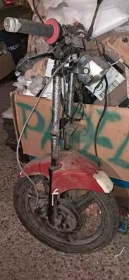 Lote horquilla completa honda nsr 75cc y adaptada para derbi variant. Todo el lote de las fotos. Horquilla, tijas, llanta, frenada, guardabarros, manillar, optica, mando luces de sport r, instalacion electrica, etc