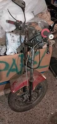 Lote horquilla completa honda nsr 75cc y adaptada para derbi variant. Todo el lote de las fotos. Horquilla, tijas, llanta, frenada, guardabarros, manillar, optica, mando luces de sport r, instalacion electrica, etc