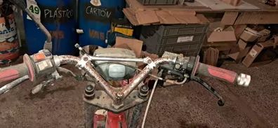 Lote horquilla completa honda nsr 75cc y adaptada para derbi variant. Todo el lote de las fotos. Horquilla, tijas, llanta, frenada, guardabarros, manillar, optica, mando luces de sport r, instalacion electrica, etc