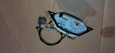 Lote reloj cuentaquilometros, cable y sirga de rueda para derbi variant.