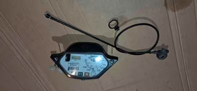 Lote reloj cuentaquilometros, cable y sirga de rueda para derbi variant.