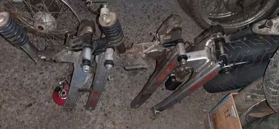 Basculante completo honda nsr 75cc. Basculante, bieletas, tensores, eje y amortiguador.
