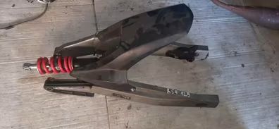 Lote de basculante, amortiguador y guardabarros. Todo de aprilia rs4 125cc.