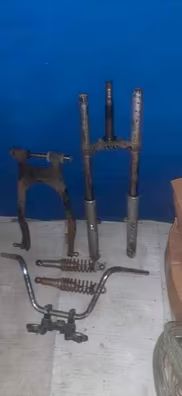 Lote horquilla con tijas (barras con picotazos) y basculante con amortiguadores. Para yamaha sr 250cc special.