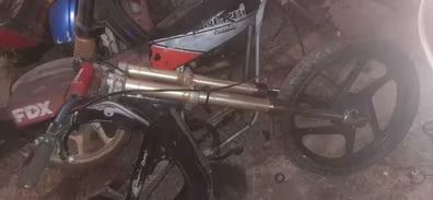 Horquilla invertida adaptada a derbi variant. Se entrega llanta, manillar, etc.