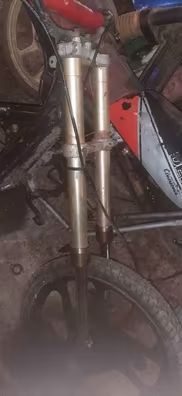 Horquilla invertida adaptada a derbi variant. Se entrega llanta, manillar, etc.