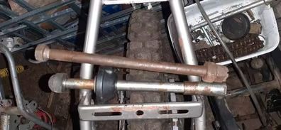 Pareja ejes de llanta para derbi senda 125cc.