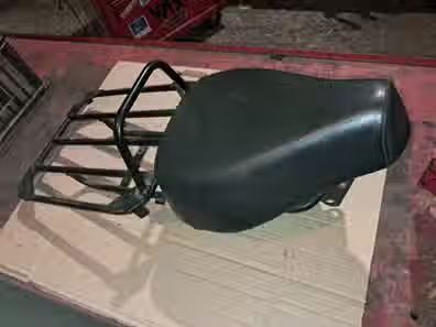 juego de asiento y portabultos de derbi variant courier, variant paqueta. valido para todos los chasis de derbi variant. perfecto estado.