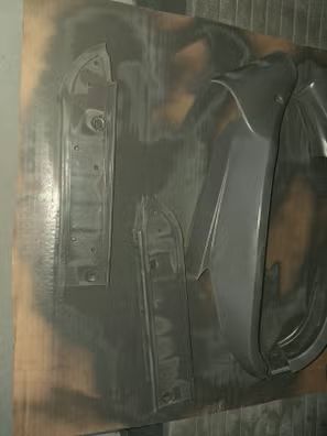 lote de skis reposapies para derbi variant top aunque valido para todos los modelos. Es kit completo de 4 plasticos y las 2 alfombras.